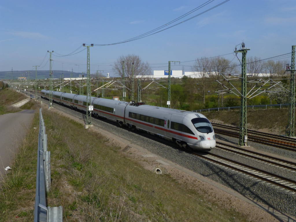 ICE Richtung Erfurt bei Linderbach, im Hintergrund das GVZ Erfurt. 22.4.2016