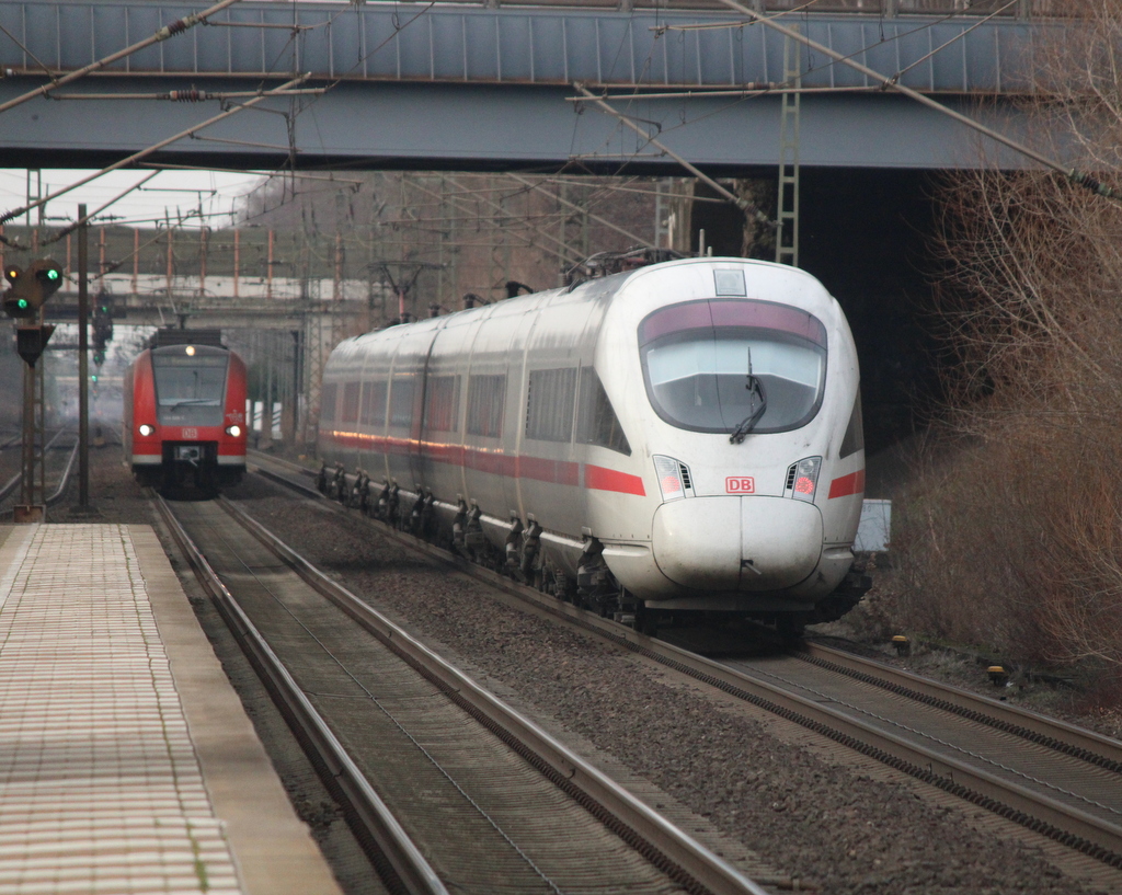 ICE-T bei der Durchfahrt am 11.01.2020 in Dedensen/Gümmer neben an kam ne S1 nach Hannnover/Haste rein.