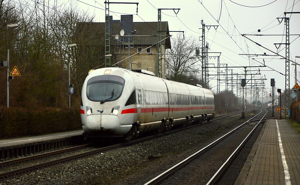 ICE TD 605 019/119/219 und 519 dieselt hier als ICE 386 nach Berlin Ostbahnhof durch den Ort Jübek. 01.02.2013