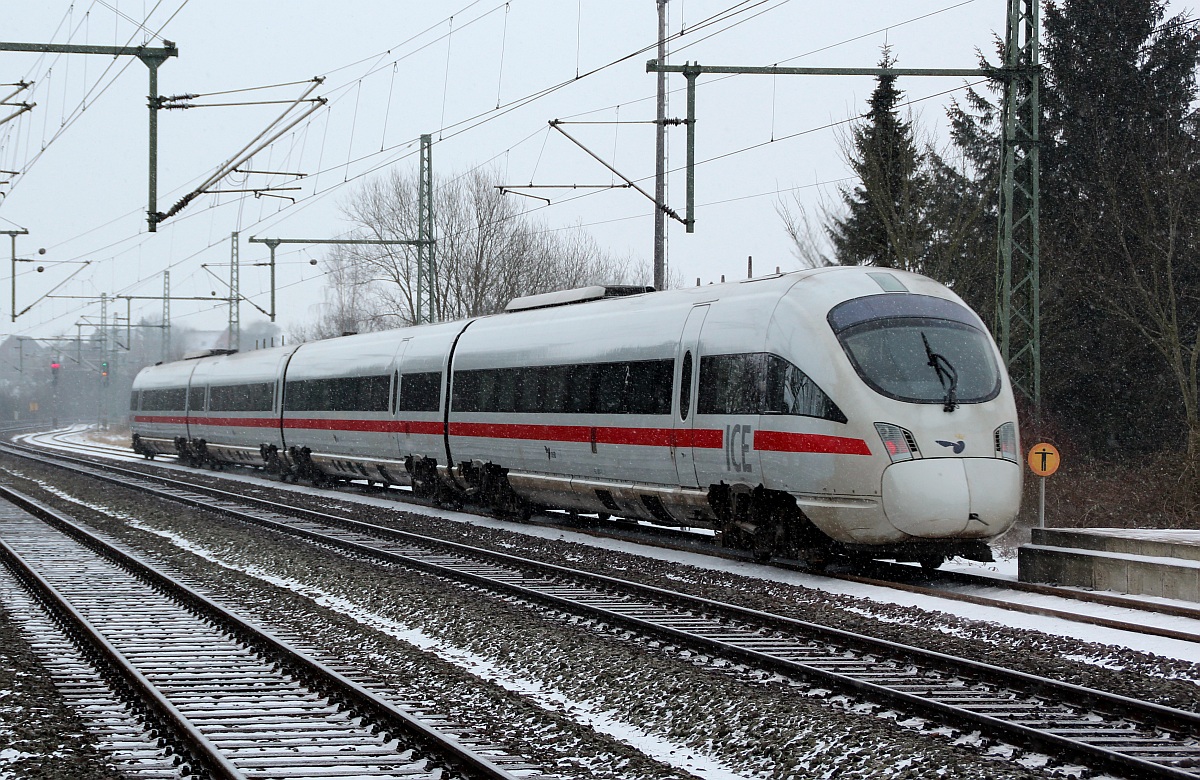 ICE-TD DSB/DB 605 003/103/203/503 als ICE 381 auf dem Weg nach Berlin hier bei der Ausfahrt in Schleswig bei leichtem Schneefall. 10.02.2012