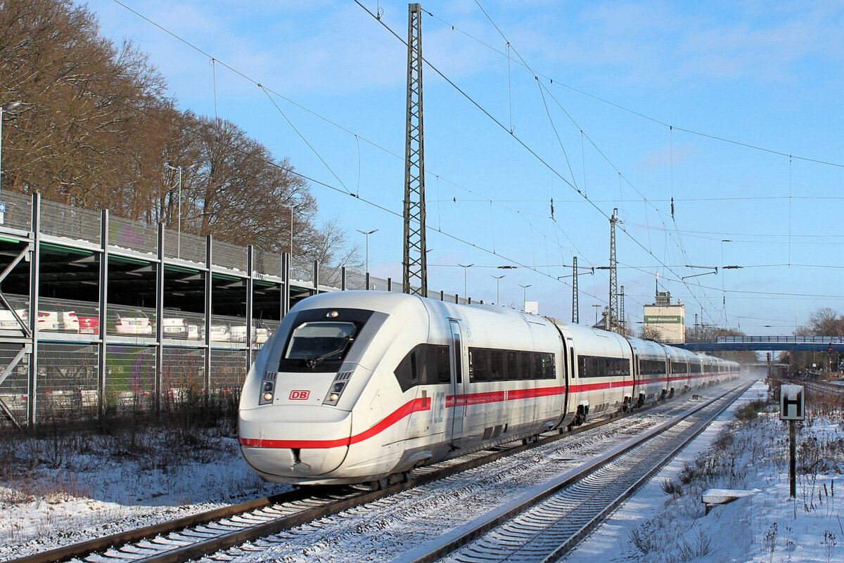 ICE Tz 9451 kommt aus Hamburg angerauscht. Tostedt, 19.01.2024.