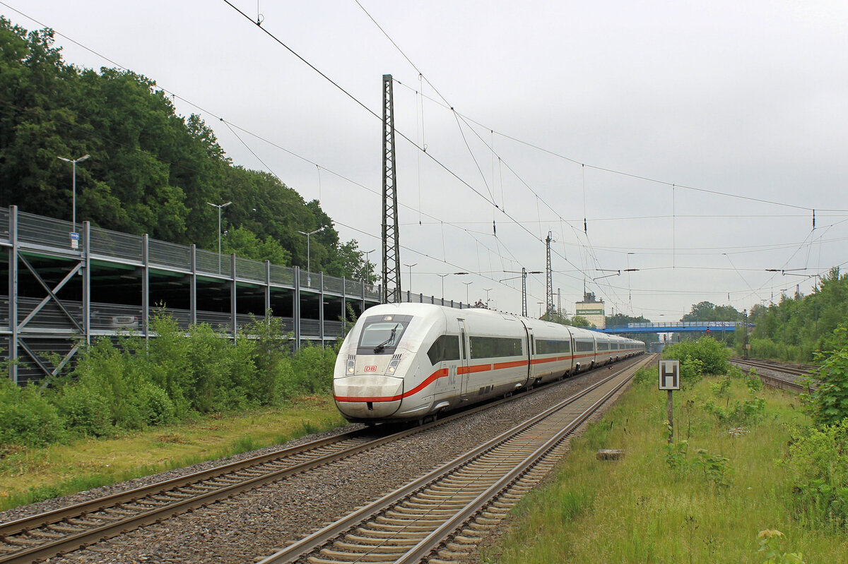 ICE Tz 9467 rauscht am 25.05.2024 durch den Tostedter Bahnhof.