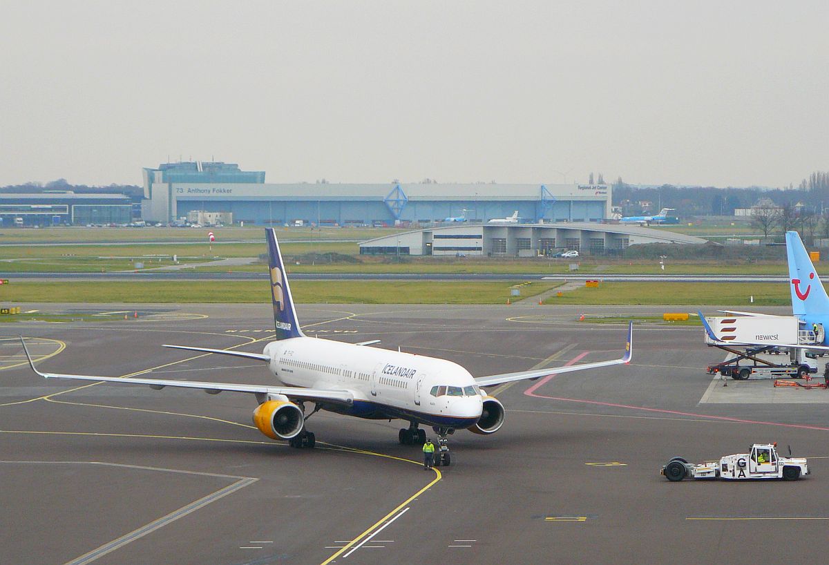 Icelandair Boeing 757-256 geregistreerd als TF-FIZ en genaamd Keilir. Eerste vlucht van dit vliegtuig 16-11-2000. Schiphol, Amsterdam 19-01-2014.