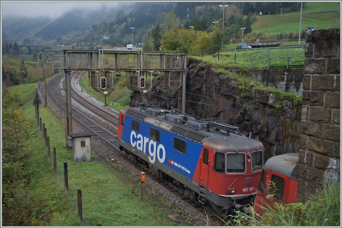 Ich bin kein Freund von Bilder aus dieser Perspektive, aber hier passte es und vermittelt eine typischen Einblick auf die Gotthardstrecke mit einer Vielfachsteuerung und und den relativ aufwändigen Signalbrücken für die Signalisierung des Wechselbetriebs. 
Bei Wassen am 10. Okt. 2014