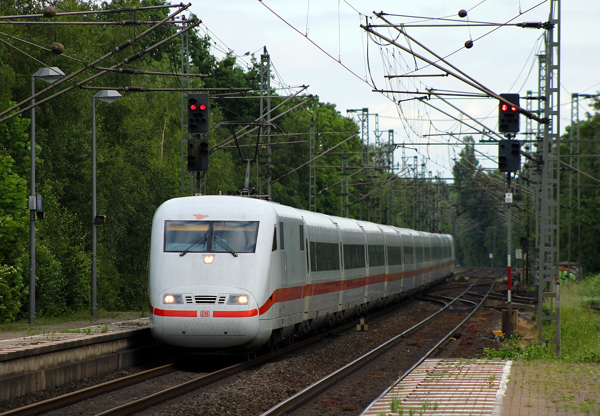 Ich fotografiere die Dinger nicht sehr gerne allerdings in volle Länge kann man das mal machen...ICE 1 Richtung Kiel festgehalten bei der Durchfahrt in Elmshorn. 16.06.2015