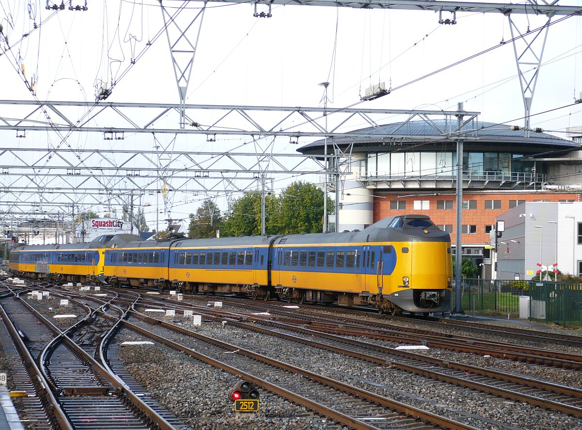 .ICM TW 4018 und 4217 Amsterdam Centraal Station 22-10-2014.

.ICM treinstel 4018 en 4217 Amsterdam Centraal Station 22-10-2014.