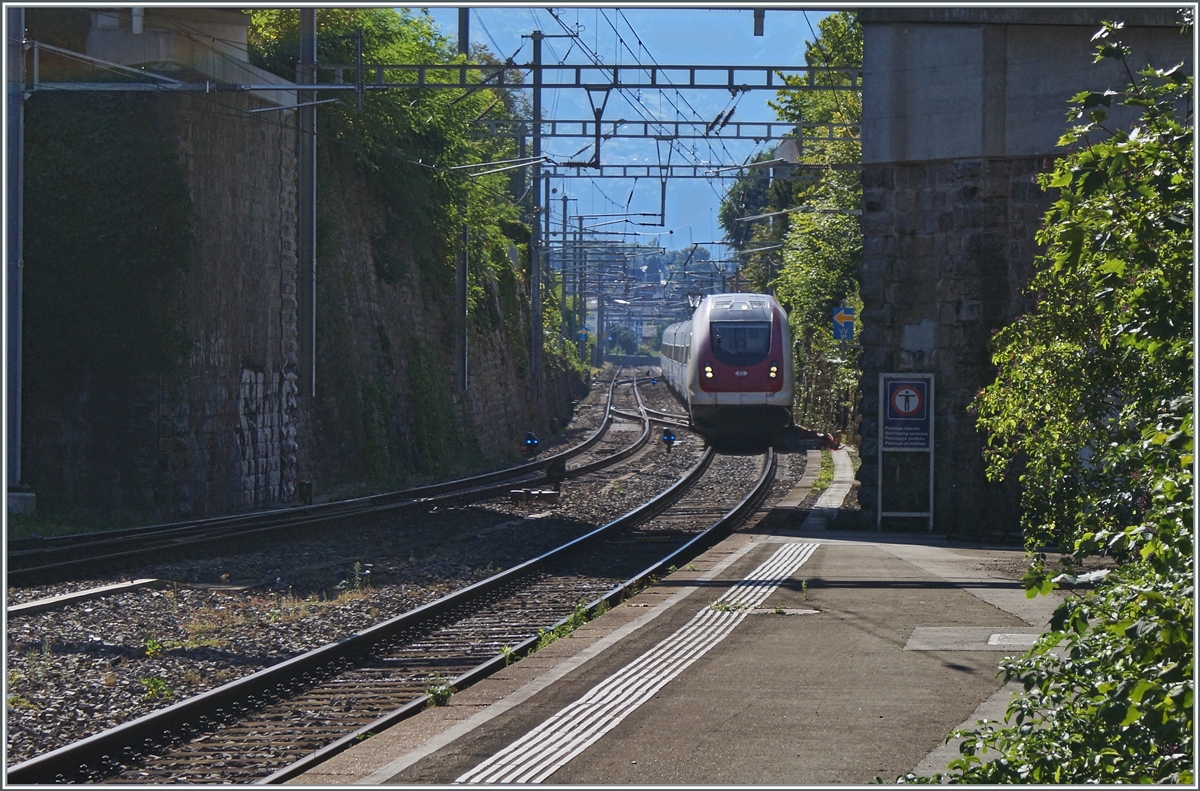 ICN Züge sind kaum auf der Simplon Linie zu sehen, um so erstaunlicher war ich, als ein ICN als IR 90 von Brig nach Genève Aéroport Vevey erreichte. Da griff ich zum Footapparat, trozt hoffnungslosem Gegenlicht.

4. Aug. 2022