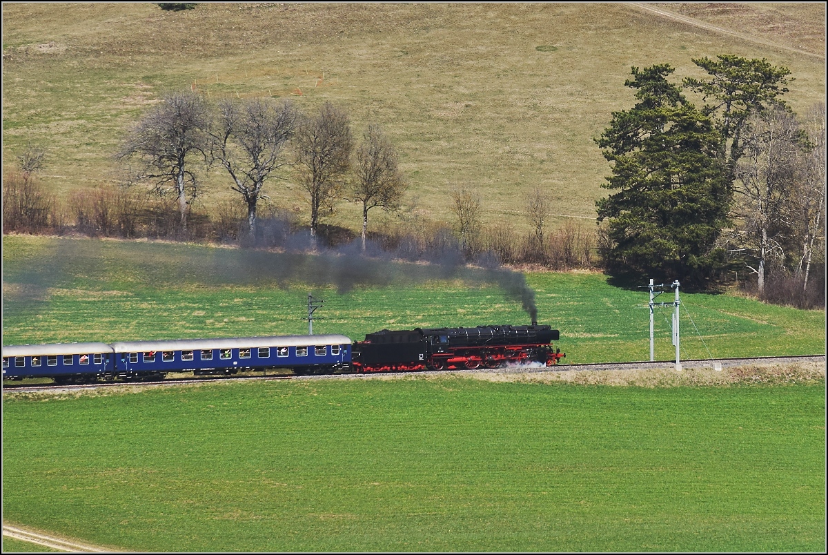 IGE-Abschiedsfahrt vom  Blauen Fernschnellzug . 

In der Steigung zum Col Pierre Pertuis mit 01 202 und Re 4/4 I 10009 zwischen Corgémont und der zweiten Durchfahrt von Sanceboz-Sombeval. März 2019.