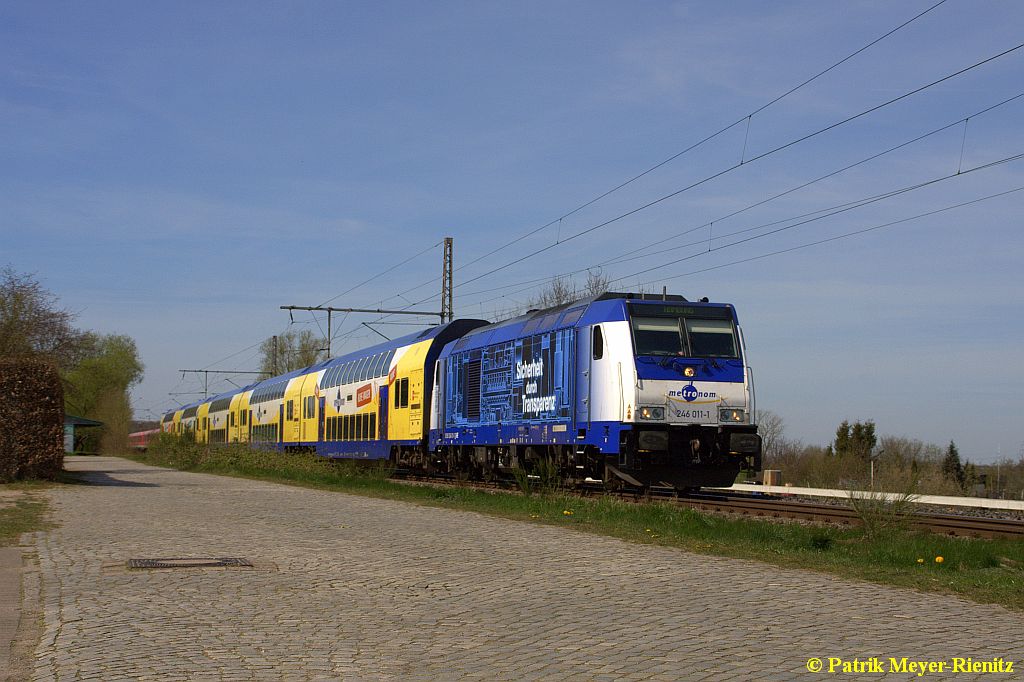 IGT 246 011 mit RE 5 nach Hamburg bei Durchfahrt Neukloster (Kreis Stade) am 20.04.2015