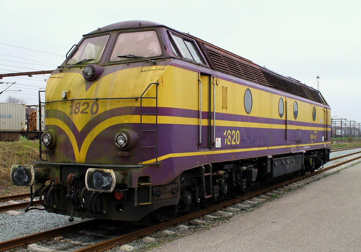 Ihre letzten Tage sind wohl gezählt...die eher schrottreif wirkende CFL 1820(9282 000 1820-0 L-CFLCA, Unt/RS/SNCF/03.06.04)steht hier legal fotografierbar vor der Contec/CFL Werkstatt im dänischen Padborg. 14.04.2015