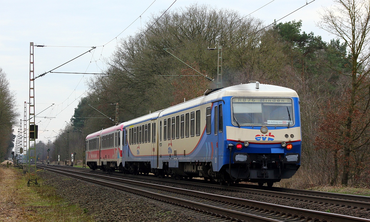 Im Auftrag der DB als RB 76 nach Minden unterwegs ist hier der in den neuen Farben gehaltene EVB VT 151(0628 151-2/0928 151-9)und der noch in Altfarben lackierte EVB VT 150(0628 150-4/0928 150-1). Aufgenommen bei Dörverden 07.03.15