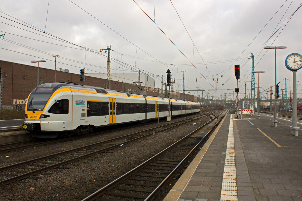 Im Dezember 2016 fuhr die Eurobahn auf der Linie RE13 nur bis Mönchengladbach, im anschließenden Abschnitt bis Venlo waren Busse eingesetzt. Kurz vor dem geplanten Ende dieser Maßnahme ist hier ET7.05 in Düsseldorf in Richtung Hamm unterwegs.