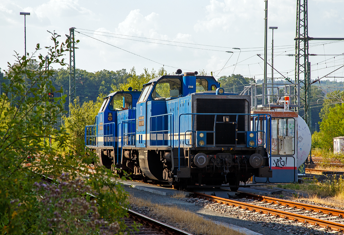 Im Doppelpack in Betzdorf (Sieg) an der Tankstelle am 25.07.2019, die  V100-SP-026 (92 80 1214 016-8 D-SLG) und die V100-SP-028 (92 80 1214 018-4 D-SLG) der SLG - Spitzke Logistik GmbH. Leider waren die Tanks bereits gefüllt als ich ankam, so konnte ich sie hier nur von dieser Seite erwischen, dafür konnte ich sie kurzdarauf nochmal einfangen.

Die Loks (Umbau aus ex DB V 100.20):
Vorne die V100-SP-026 alias 214 016-8 wurde als DB V 100 2152 von Henschel 1964 unter der Fabriknummer 30838 gebaut. Zum 01.01.1968  erfolgte die Umzeichnung in DB 212 152-3, als diese fuhr sie bis zur Ausmusterung 1997. 
Hinten die V100-SP-028 alias 214 018-4 wurde als DB V 100 2157 ebenfalls von  Henschel 1964 unter der Fabriknummer 30843 gebaut. Zum 01.01.1968  erfolgte die Umzeichnung in DB 212 157-2, als diese fuhr sie bis zur Ausmusterung 2001.

Im Jahr 2002 gingen beide V 100.20 an ALS - ALSTOM Lokomotiven Service GmbH in Stendal, dort wurden sie 2008 bzw. 2009 gemäß Umbaukonzept  BR 214  umgebaut. 2009 gingen beide Loks an die DB Regio AG - Regio Mittelfranken in Nürnberg  als DB 214 016-8 und DB 1214 018-4.  Im Jahr 2016 kaufte die Spitzke Logistik GmbH beide Los.

Das Umbaukonzept  BR 214 
Ab November 2006 wurde von Alstom und der Gmeinder Lokomotivfabrik Mosbach ein Modernisierungskonzept für die Lokomotiven der ehemaligen Baureihe V 100.20 der DB entwickelt. Auf der Transport & Logistik München im Juni 2007 wurde der Prototyp 214 001 präsentiert, beschriftet als 212 197 der Nordbayerischen Eisenbahn (NBE). Die Bauartzulassung durch das Eisenbahnbundesamt wurde am 20. Mai 2008 erteilt, zugleich die Bezeichnung als Baureihe 1214 im EBA-Fahrzeugregister festgelegt. Für den Umbau werden nur die Rahmen und Drehgestelle bisheriger V 100 nach Aufarbeitung weiterverwendet. Der niedrigere Fahrzeugaufbau ist komplett neu und kantiger ausgefallen. Angetrieben werden die Loks vom neuen Caterpillar-Motor 3508 BSC (970 kW). 

Technische Daten der BR 214:
Spurweite: 1.435 mm (Normalspur)
Achsfolge:  B´B´
Länge über Puffer: 12.300 mm
Drehzapfenabstand: 6.000 mm
Drehgestellachsstand: 2.200 mm
Größte Höhe über SOK: 4.260 mm
Breite: 3.100 mm
Treibraddurchmesser:  950 mm (neu) / 870 mm (abgenutzt)
abgenutzt
Dienstgewicht mit 2/3 Vorräten: 65 t
Höchstgeschwindigkeit: 100 km/h
Motor: Caterpillar V-8-Viertakt-Dieselmotor mit Turboaufladung und Ladeluftkühlung, vom Typ CAT 3508 B SC
Motorhubraum: 	34,5 l (Bohrung 170 mm x Hub 190 mm)
Motorgewicht: ca. 4.300 kg
Motornenndrehzahl : 1.800/min
Motorleistung:  970 kW
Antriebsleistung:  957 kW
Max, Anfahrzugkraft: 210 kN
kleinster befahrbarer Gleisbogen: 100 m
