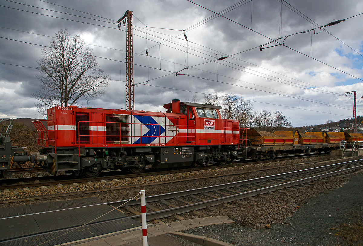 Im Doppelpack, ob man von einer Doppeltraktion sprechen ist mit nicht ganz klar, glaube aber nicht...
Die Vossloh G 12 – 4120 001-7 „Karl August“ (92 80 4120 001-7 D-KAF) und die Vossloh G 1000 BB - 271 022-6 „Charlotte“  (92 80 1271 022-6 D-KAF), ex HGK DH 49, beide von der KAF Falkenhahn Bau AG (Kreuztal) fahren am 11.03.2021, mit einem sehr langen Güterzug durch Rudersdorf (Kreis Siegen) in nördlicher Richtung, vermutlich Richtung Heimat Bf Kreuztal. Im Zugverband waren vorne einige mit Kies beladene KAF Kippwagen MK 45 DH „LW-Kipper“ der Gattung Rlps, dann etliche leere 2-achsiger Flachwagen für Schotter und Sand der Gattung NS Klmos 702 von Railpro und am Zugende noch vier 2-achsige Schüttgutwagen für Schotter der Gattung NS Fccpps von Railpro.

Von der Vossloh G 12 – 4120 001-7 „Karl August“ sind hier schon Daten und der Lebenslauf vorhanden, daher nur den Lebenslauf der Vossloh G 1000 BB - 271 022-6 „Charlotte“:
Die G 1000 BB wurde 2005 von Vossloh in Kiel unter der Fabriknummer 5001568 gebaut. Im Jahr 2006 wurde sie an die MRCE - Mitsui Rail Capital Europe B.V. verkauft, die die Lok an die HGK - Häfen und Güterverkehr Köln AG in Köln (HGK DH 49) vermietete, wo sie bis unter der NVR-Nummer 92 80 1271 022-6 D-DISPO fuhr. Danach hatte sie bis zum Verkauf im Jahr 2017 an die northrail GmbH in Hamburg, mehrere Mietstation. Von 2017 fuhr sie unter der NVR-Nummer 92 80 1271 022-6 D-NRAIL bis sie 2020 an die Michael Bugdoll Bau- und Sicherungsarbeiten e. K. in Dorsten ging und als 92 80 1271 022-6 D-MBBAU fuhr. 

Zum 01.01.2021 wurde sie an die KAF Falkenhahn Bau AG in Kreuztal verkauft und hört nun auf den Namen „Charlotte“ (92 80 1271 022-6 D-KAF).