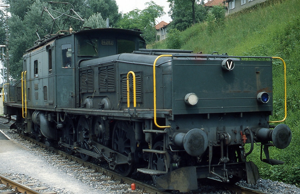 im Frhjahr 1979 legt Ce 6/8 II 14282 eine Pause zwischen den Rangierarbeiten in Winterthur ein