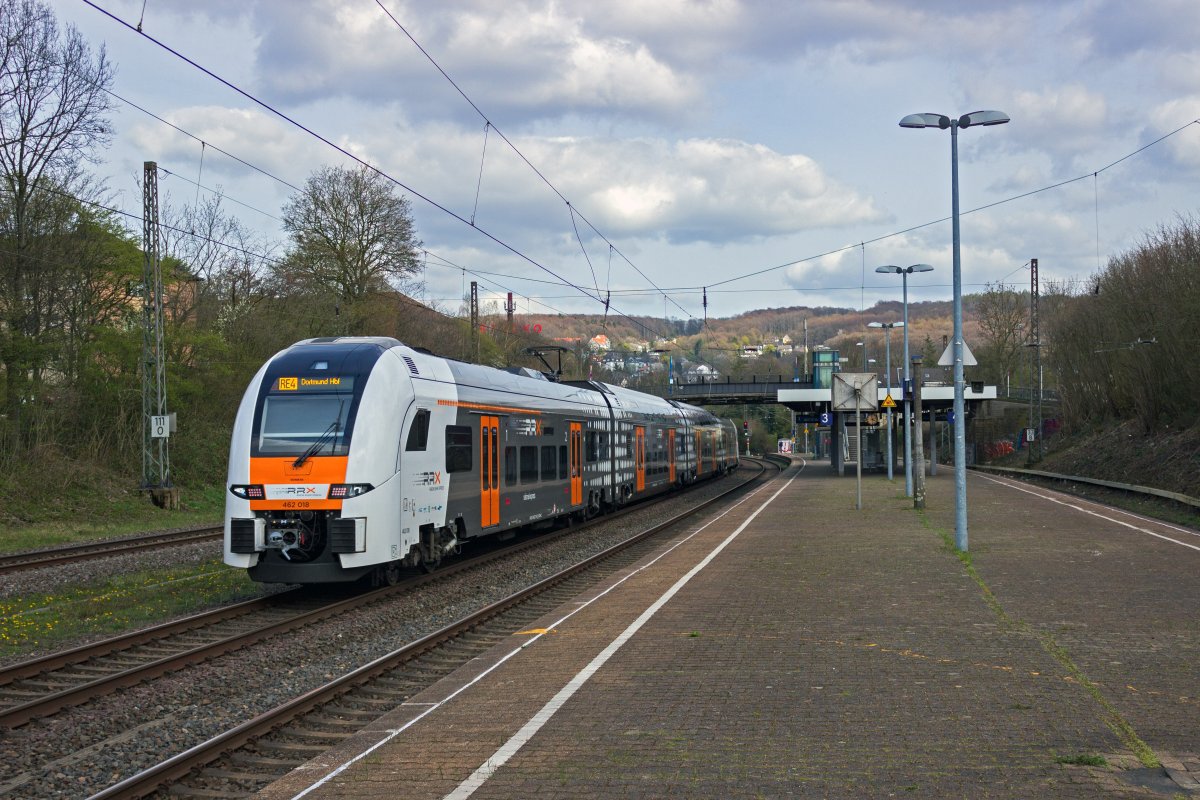 Im Frhjahr 2021 fuhr die Linie RE4 jeweils mit nur einem Desiro HC-Triebzug. Dies drfte mit Bauarbeiten im Dortmunder Hauptbahnhof zusammenhngen. Im Planzustand sind wie auf den anderen RRX-Vorlauflinien Doppeltraktionen vorgesehen. 462 018 ist hier am 03.04.21 bei Wuppertal-Sonnborn in Richtung Dortmund unterwegs.