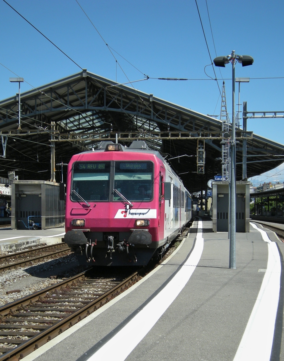 Im Frühsommer verkehrten die Travys NPZ infolge Bauarbeiten auf der PBr im Raum Lausanne in REV Umläufen, so wie dieser als S4 in Lausanne nach Morges ausfahrende RBDe 4/4. 

26. Juni 2008