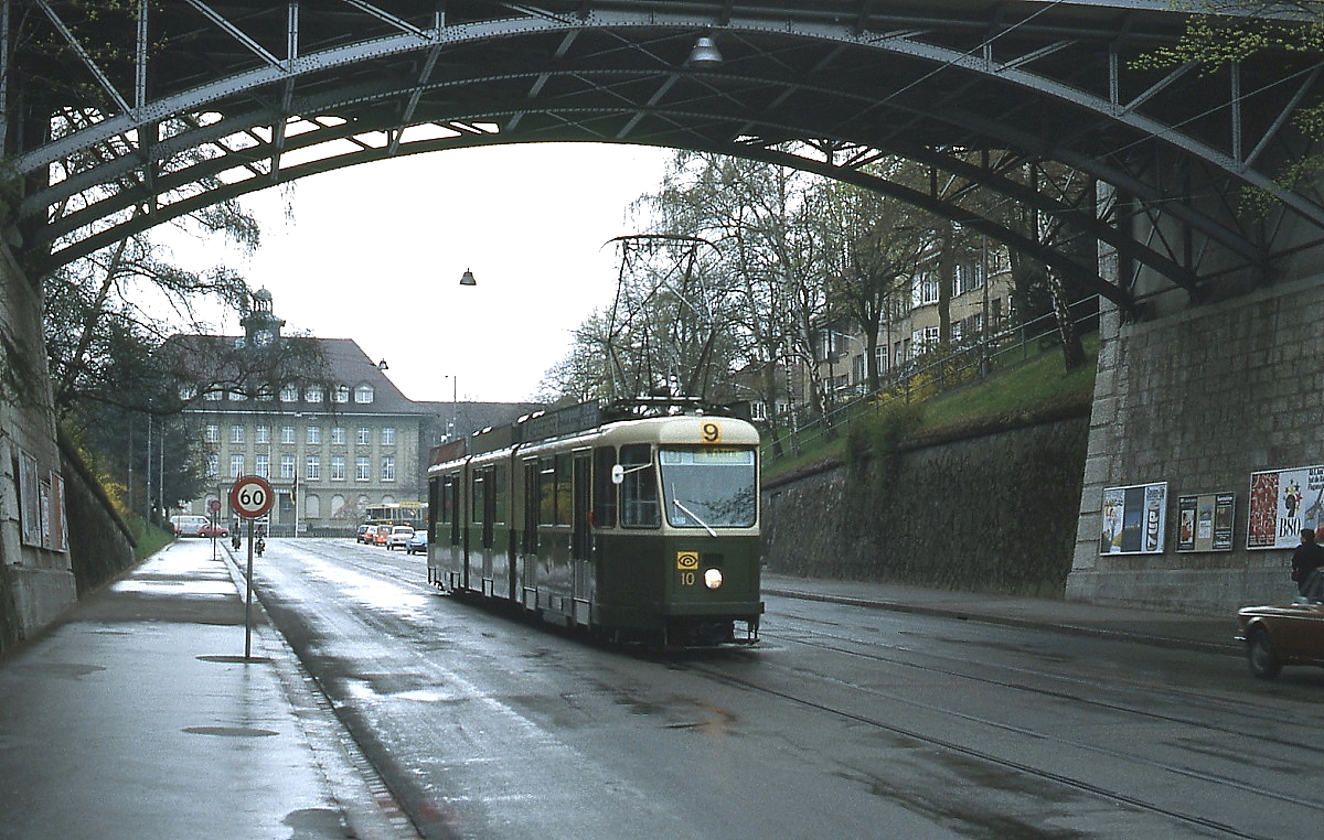 Im Mai 1980 waren die 1973 beschafften Be 8/8 die modernsten Fahrzeuge der Berner Stra�enbahn, hier Be 8/8 10 auf der Linie 5, 2009 wurden die letzten Triebwagen abgestellt