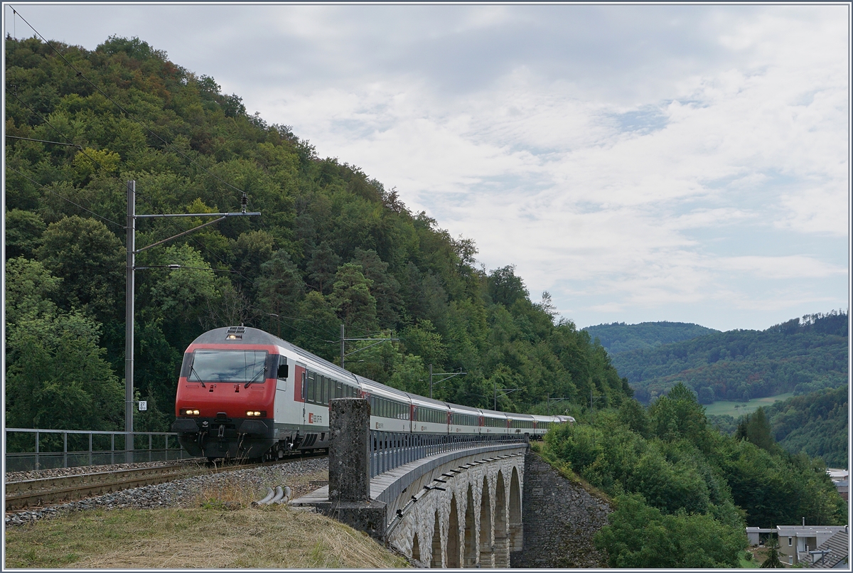 Im Sommer 2018 standen unter anderem auch auf der Hauensteinlinie Baumassnahmen an, so dass die  Alte Hauensteinlinie  in den Genuss von Umleitungsverkehr kam: Dies Bild zeig schön, dass der Rümlinger Viadukt im Bogen liegt und die Strecke früher zweigleisige ausgebaut war. 

7. Aug. 2018