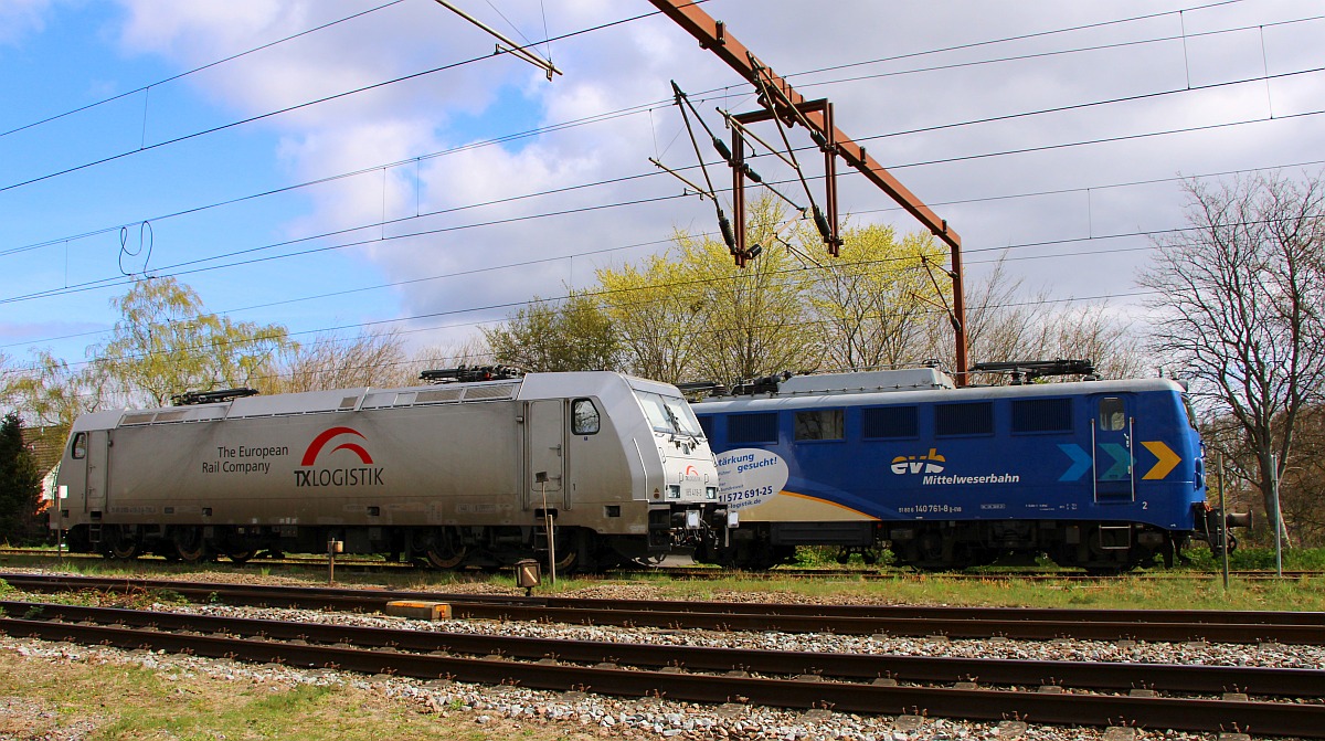 Im südlichen Bereich abgestellt: TXL 185 418 und EVB 140 761, Pattburg/DK 29.04.2022