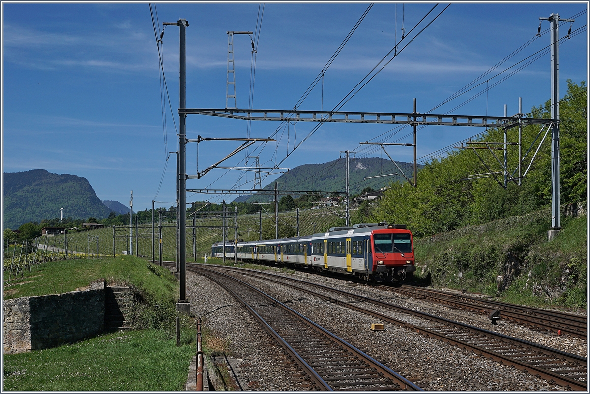 Im Verkehr nach Frankreich sind für den  TGV-Anschluss  in Frasne noch einige RBDe 562 in  Kolibri -NPZ Farbgebung unterwegs. Im Bild der RE 96439 von Frasne nach Neuchatel bei der Einfahrt in Auvernier.
16. Mai 2017