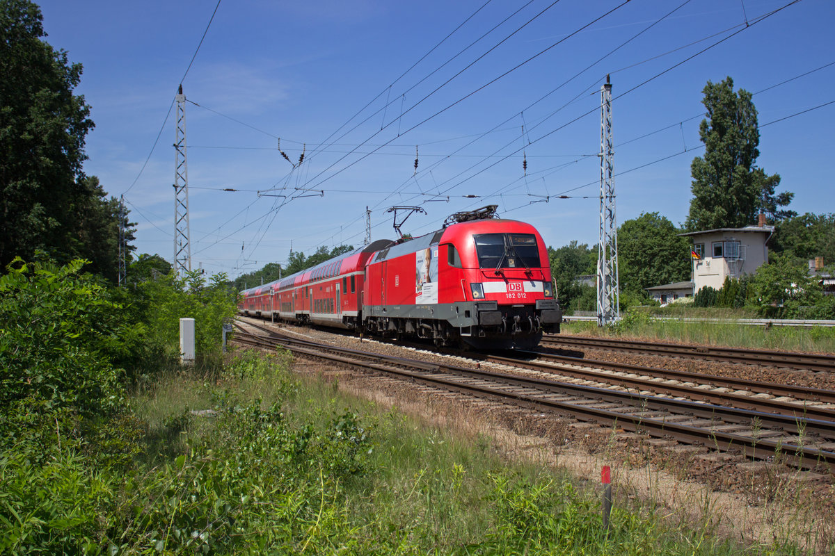 Immer wieder beklebt man in Cottbus die Seiten der 182 mit Werbebotschaften. Im letzten Jahr etwa zum 20-j�hrigen Bestehen des RE1, nun, wie hier an 182 012 f�r das Berlin-Brandenburg-Ticket. Die Marketingabteilung der DB hat da n�mlich s�mtliche Spendierhosen an und spendiert jedem f�nffachen BB-Ticket-Nutzer ein weiteres.