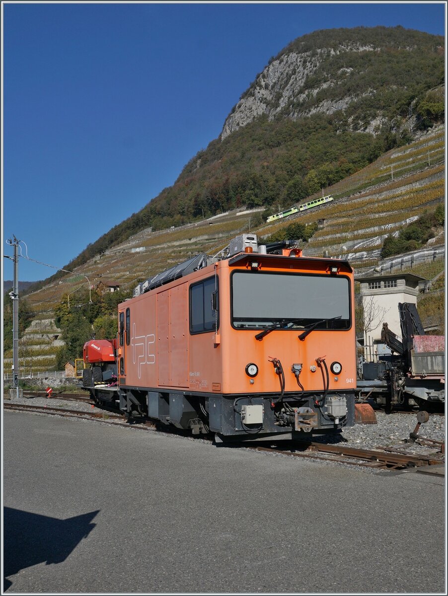 In Aigle bei der TPC Infrastructure steht der TPC HGem 2/2 941. Und es ist natürlich kein Zufall, dass gerade ein Zug der A-L ins Tal fährt.

2. Nov. 2024