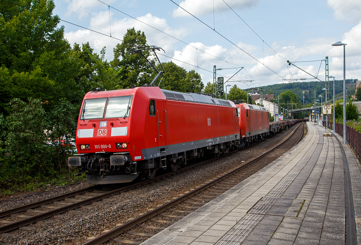 In Doppeltraktion fahren die 185 008-0 (91 80 6185 008-0 D-DB) und die 185 188-0 (91 80 6185 188-0 D-DB) der DB Cargo AG, am 21.08.2021 mit einem leeren Coil-Güterzug (Wagen der Gattung Sahmms) durch den Bahnhof Kirchen an der Sieg in Richtung Köln.