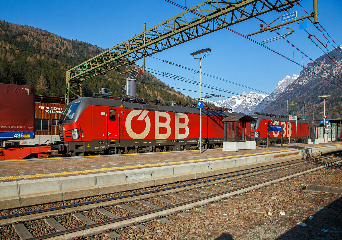 In Doppeltraktion fahren die beiden ÖBB Vectron MS 1293 046-9 und 1293 035-2 am 27.03.2022 mit einem langen „Winner“-KLV-Zug durch den Bahnhof Gossensaß/Colle Isarco zum Brenner/Brennero hinauf.
