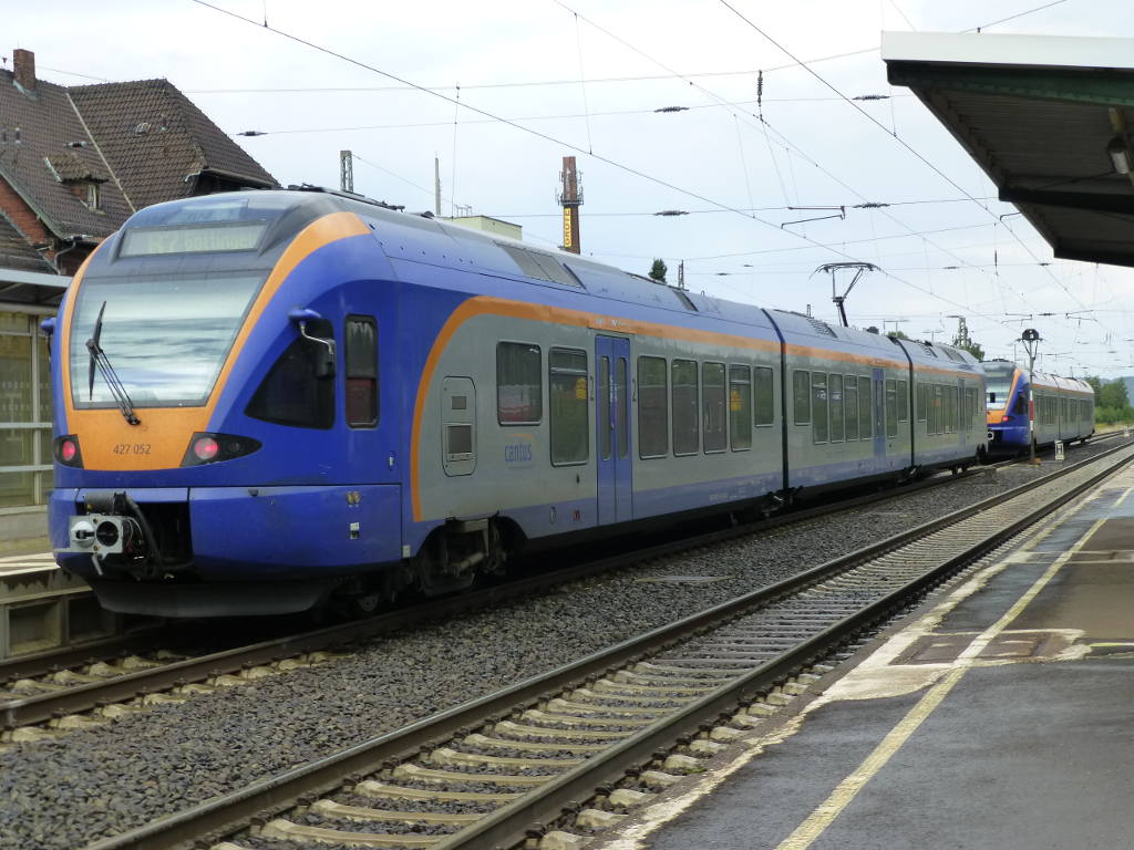 In Eichenberg werden die Züge der Linie R7 von Göttingen nach Kassel bzw. Eschwege/Bebra geflügelt. Hier sind beide Zugteile noch getrennt am Bahnsteig, um dann gemeinsam nach Göttingen. 3.9.15.