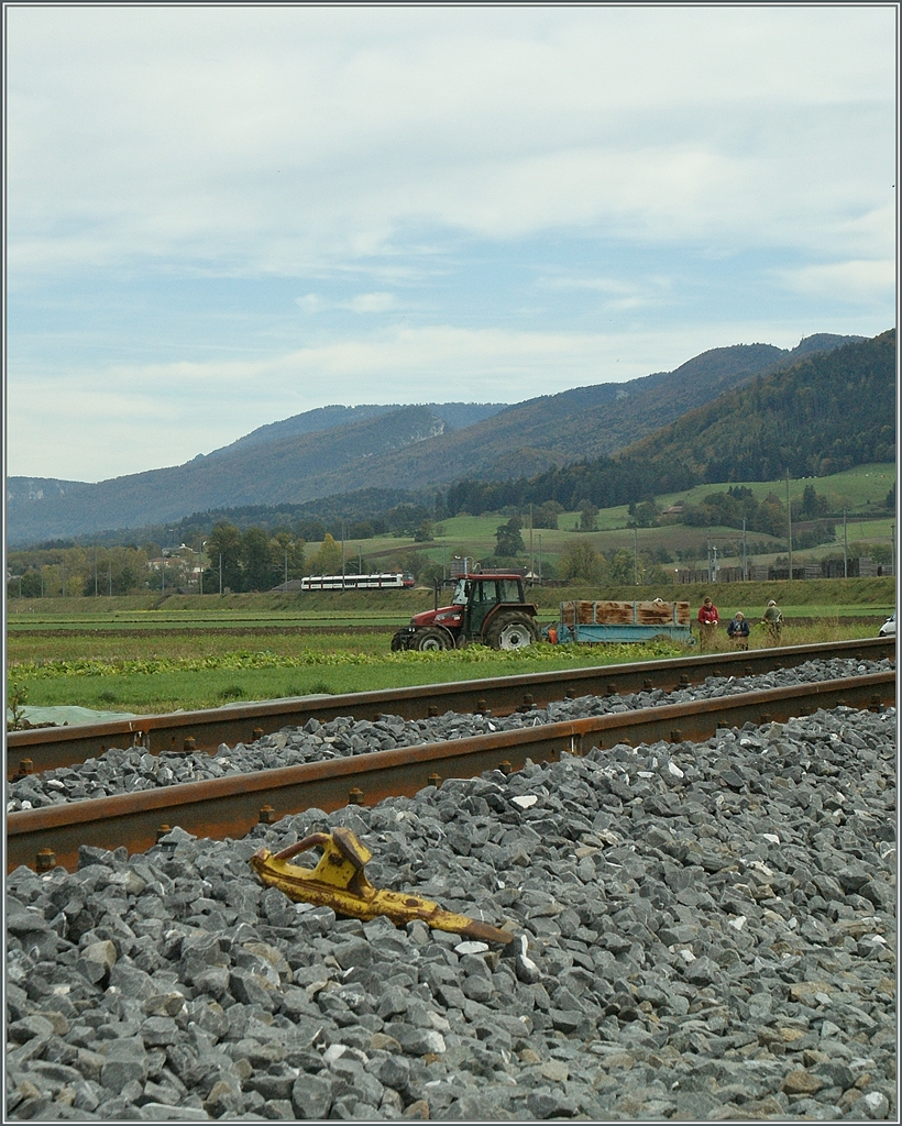 In der Ferne ist ein  Domino  zu erkennen, der sich von Delémont kommend, Glovelier nähert. 
18. Okt. 2012