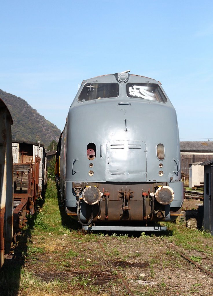 In freundlichem matt-grau abgestellter Diesel-Dino in Brohl...die ehemalige Am 4/4 18463 und ex DB 220 015-2 dienst wohl als Ersatzteilspender für die 220 053 der BEG. Brohl 30.09.12(öffentlich zugänglich).