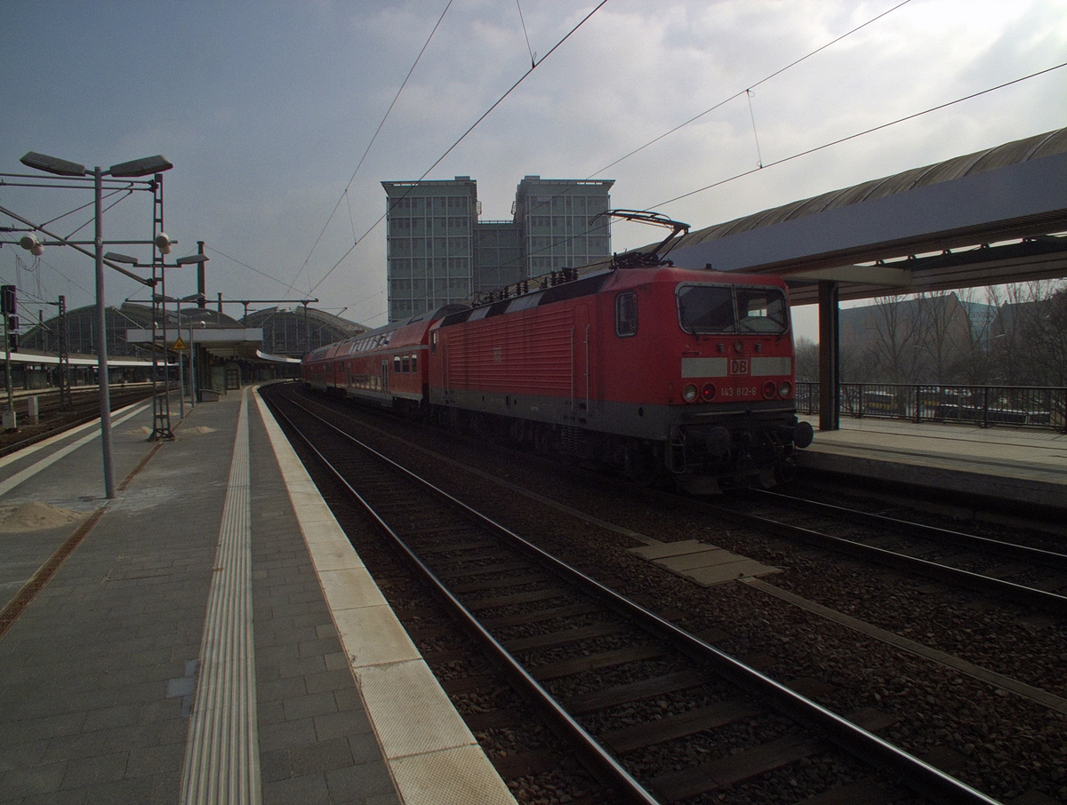 In genau dem Moment kommt fr ein paar Sekunden die Sonne raus: 143 812 versteckt sich und ihre RB 14 im Gegenlicht. 6.3.14, Berlin Ostbahnhof