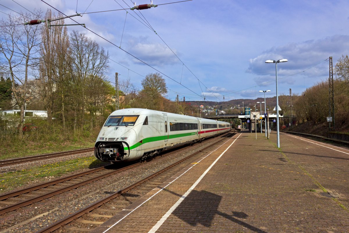 In Hamm wird an den �ber Wuppertal kommenden Zugteil des ICE nach Berlin der Ruhrfl�gel angekuppelt. Bei 402 044 war die Kupplungsabdeckung schon bei der Durchfahrt in Wuppertal-Sonnborn ge�ffnet, was aber eher auf eine Fehlfunktion als auf eine absichtliche fr�hzeitige Bedienung schlie�en l�sst.