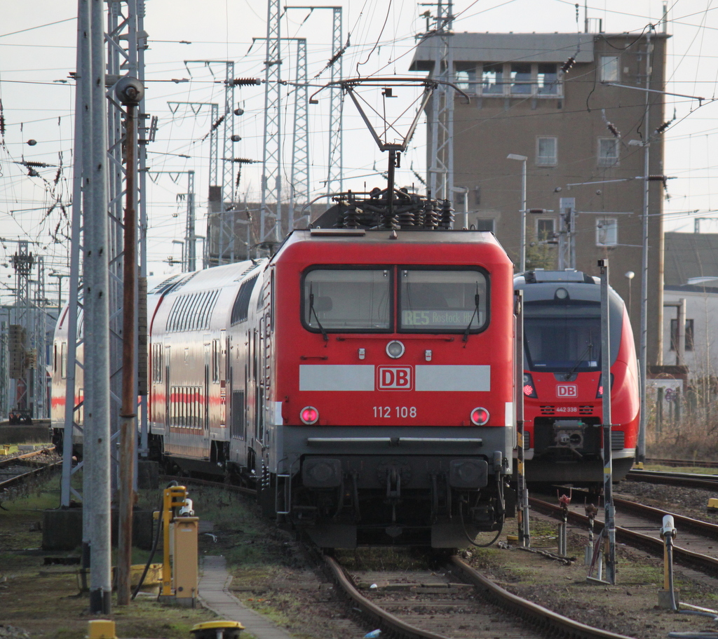 In der hintersten Ecke vom Rostocker Hbf hat sich heute am 04.01.2015 die 112 108 versteckt.