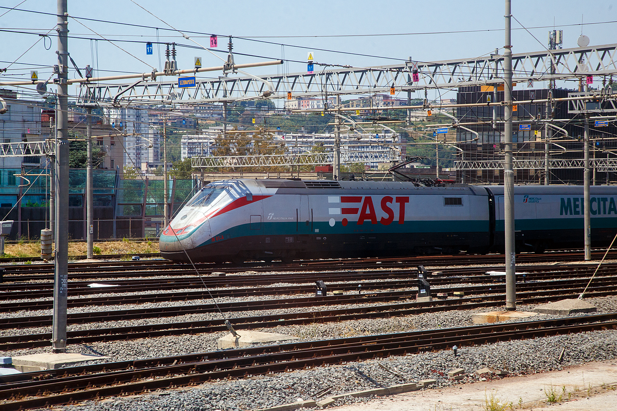 In Italien verkehrt jetzt der weltweit erste Hochgeschwindigkeitszug für Güter, hier der ETR 500 – M 01der Mercitalia Fast am 16.07.2022 abgestellt in Neapel, aufgenommen aus einem Zug heraus.

Ende Oktober 2018 wurde im FS-Frachtterminal Maddaloni-Marcianise (Caserta) der neue Dienst  Mercitalia Fast  vorgestellt. Es wurde der erste Frachtdienst der Welt im italienischen AV/AC-Hochgeschwindigkeitsnetz eröffnet.

 Mercitalia Fast  wurde entwickelt, um die Bedürfnisse von Kunden wie Expresskurieren, Logistikern, Herstellern, Händlern und Immobilienentwicklern zu erfüllen. Die Güter werden an Bord eines Hochgeschwindigkeitszuges ETR 500 mit einer Ladekapazität von 18 Tir transportiert. Der Einsatz von Rollcontainern macht das Be- und Entladen schnell, effizient und sicher. „Mercitalia Fast“ verbindet montags bis freitags in dreieinhalb Stunden die Logistikdrehscheibe Bologna Interport im Norden und das Terminal Maddaloni-Marcianise bei Neapel. Der neue Zug sei die erste Hochgeschwindigkeitsverbindung für Güter weltweit und soll eine neue Ära Mercitalia einläuten, die Güterverkehrstochter der staatlichen Eisenbahn FS Italiane.

Dieser erste Mercitalia Fast-Service wird die wichtigste italienische Autobahn (A1) jährlich um rund 9.000 Lkw entlasten und die Kohlendioxidemissionen in die Atmosphäre um 80 % im Vergleich zum Straßenverkehr senken.
