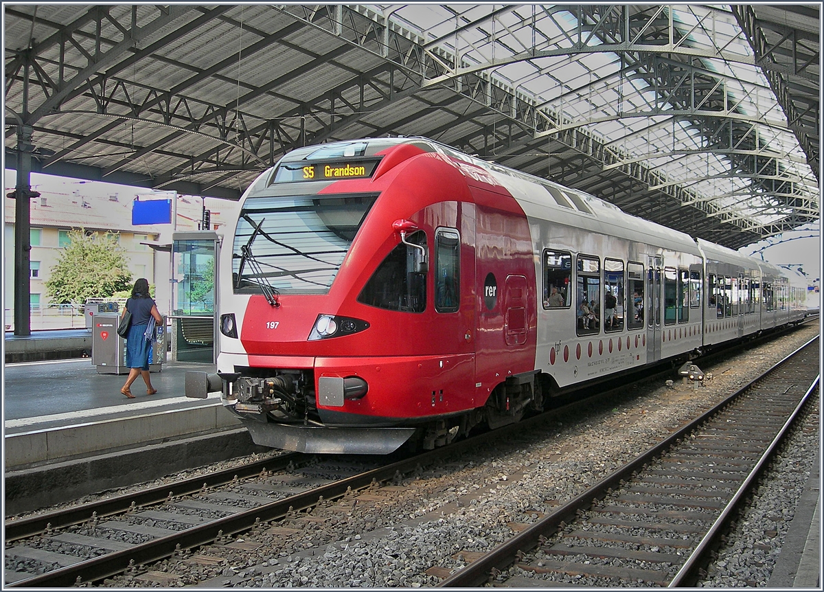 In Lausanne wartet er tpf Flirt RABe 527 197 (UIC 94 85 0 527 197-3 CH-TPF) anstelle eines SBB RABE 523 als S5 nach Grandson auf die Abfahrt. Allem anschein nach werden die SBB Flirts anderweitig verwendet, wie z.B. für Doppeltraktionen fürs Fête des Vignerons. 

20. Juli 2019