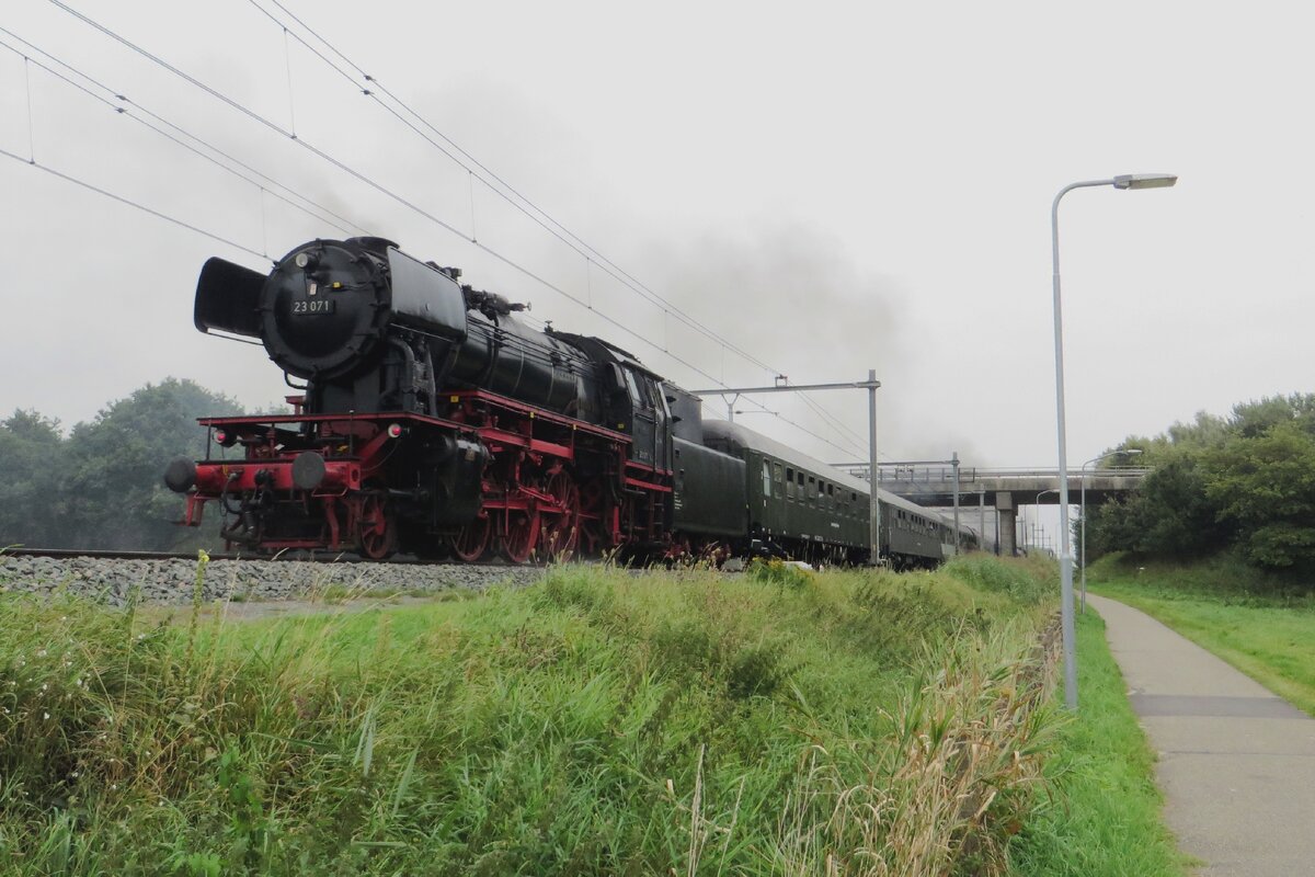 In leider sehr feuchtem Wetter durchfahrt am 25 September 2021 VSMs 23 071 mit ein Sonderzug Niftrik.