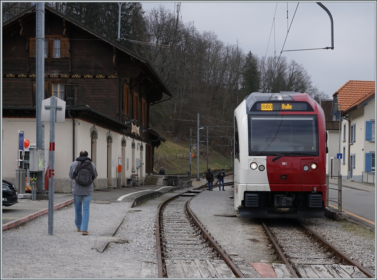 In den letzten Betriebstagen des Schmalspurverkehrs auf der Stecke nach Bulle wartet der TPF Be 2/4 B AB 2/2 101 in Broc Fabrique auf die Abfahrt.

3. April 2021