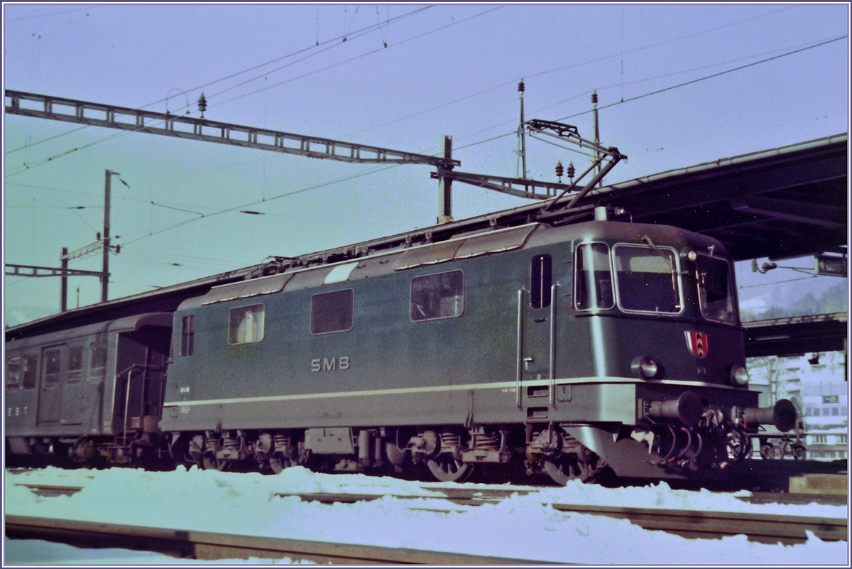 In Moutier steht die SMB Re 4/4 III 118 mit einem Regionalzug anch Moutier bereit.. 

23. Feb. 1985 