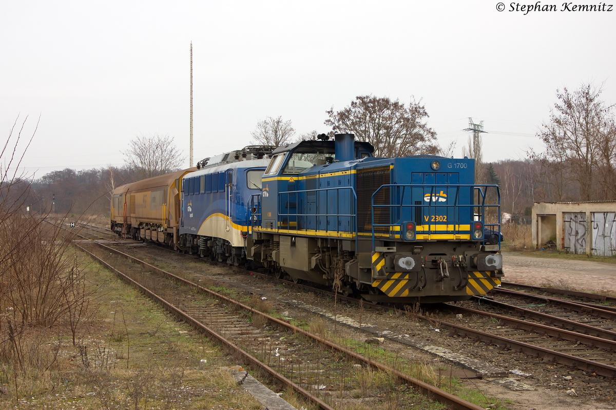 In Rathenow standen die V 2302 (277 402-4) und die 140 759-2 der evb Logistik. Hinter den beiden Loks hing der HSG - 2 Vossloh High Speed Grinding (99 80 9527 002-6). 14.01.2014