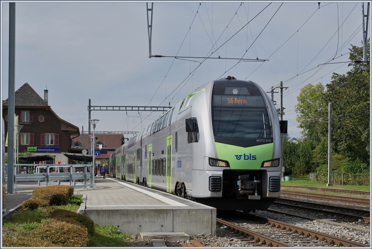 In Schwarzenburg mit seinem schmucken Stationsgebäude wartete der BLS MUTZ RABe 515 019 als S6 nach Bern auf die Abfahrt.

1. Oktober 2020