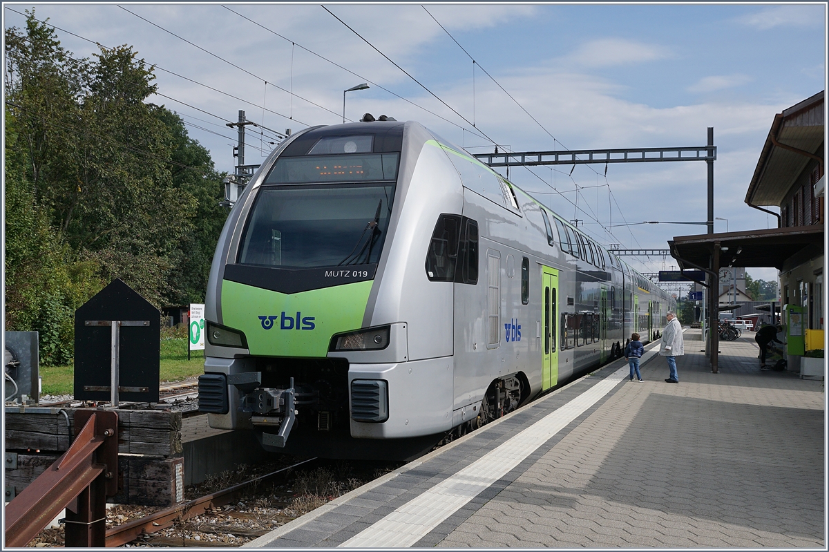 In Schwarzenburg mit seinem schmucken Stationsgebäude wartete der BLS MUTZ RABe 515 019 als S6 nach Bern auf die Abfahrt. 

1. Oktober 2020