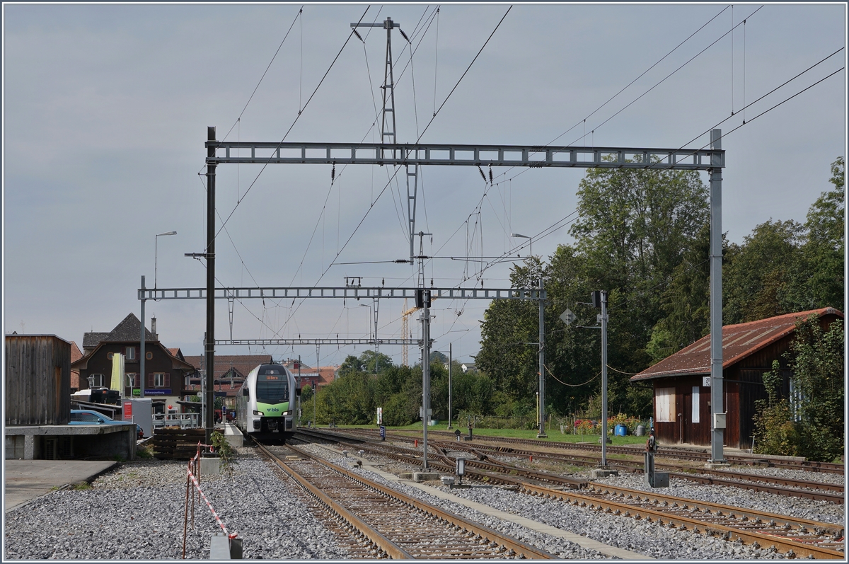 In Schwarzenburg mit seinem schmucken Stationsgebäude fährt der BLS MUTZ RABe 515 019 als S6 nach Bern ab.

1. Oktober 2020