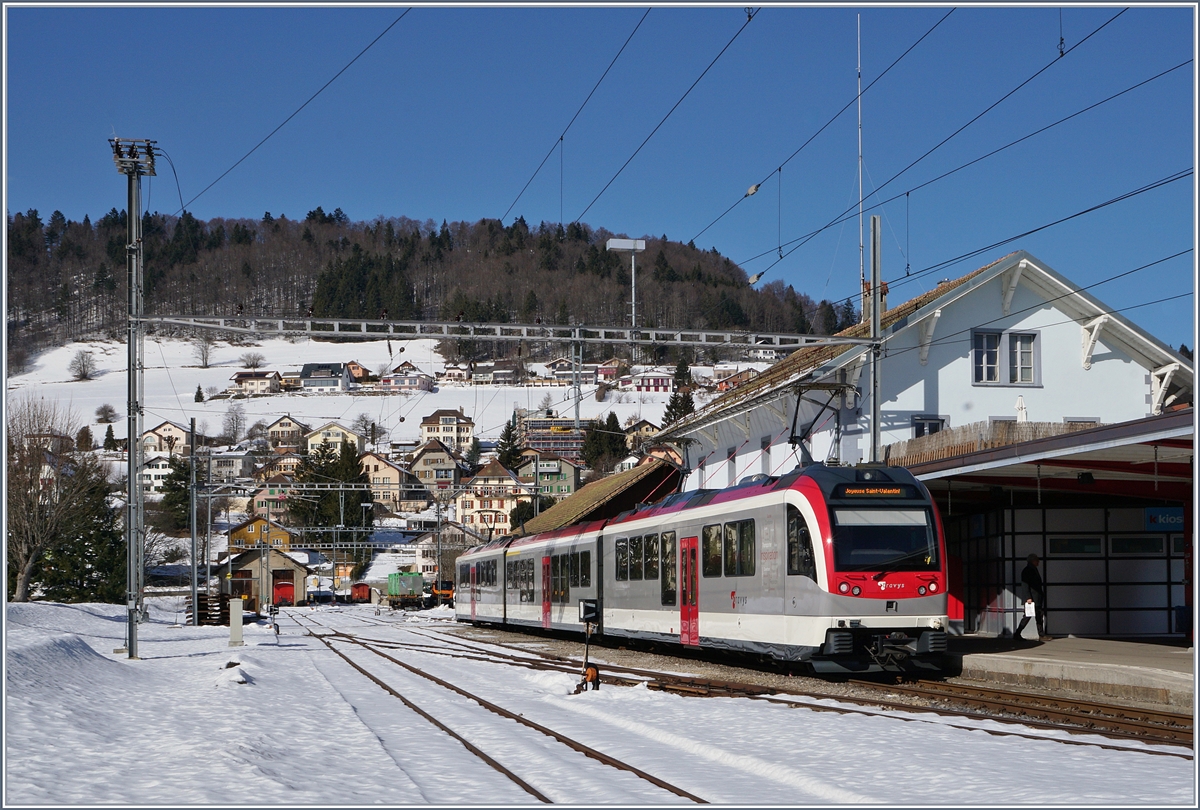 In St-Croix wartet ein TRAVYS SURF  Be 4/4, AB und Be 4/4 auf die Rückfahrt nach Yverdon.

14. Februar 2017