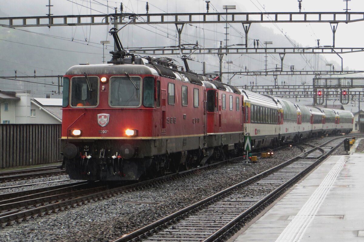 In stromender Regen treft 11200 mit ein Quasi-retro EC in Erstfeld ein am 19 September 2021.