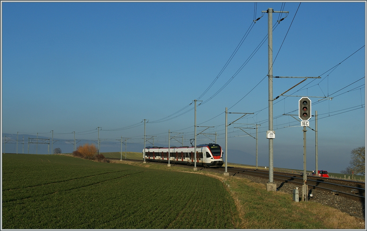 In weiten Kurven schl�ngelt sich die Strecke bei Arnex durch die sanften Jurafussh�henz�ge Arnex Richtung Vallorbe. 12. Feb. 2014