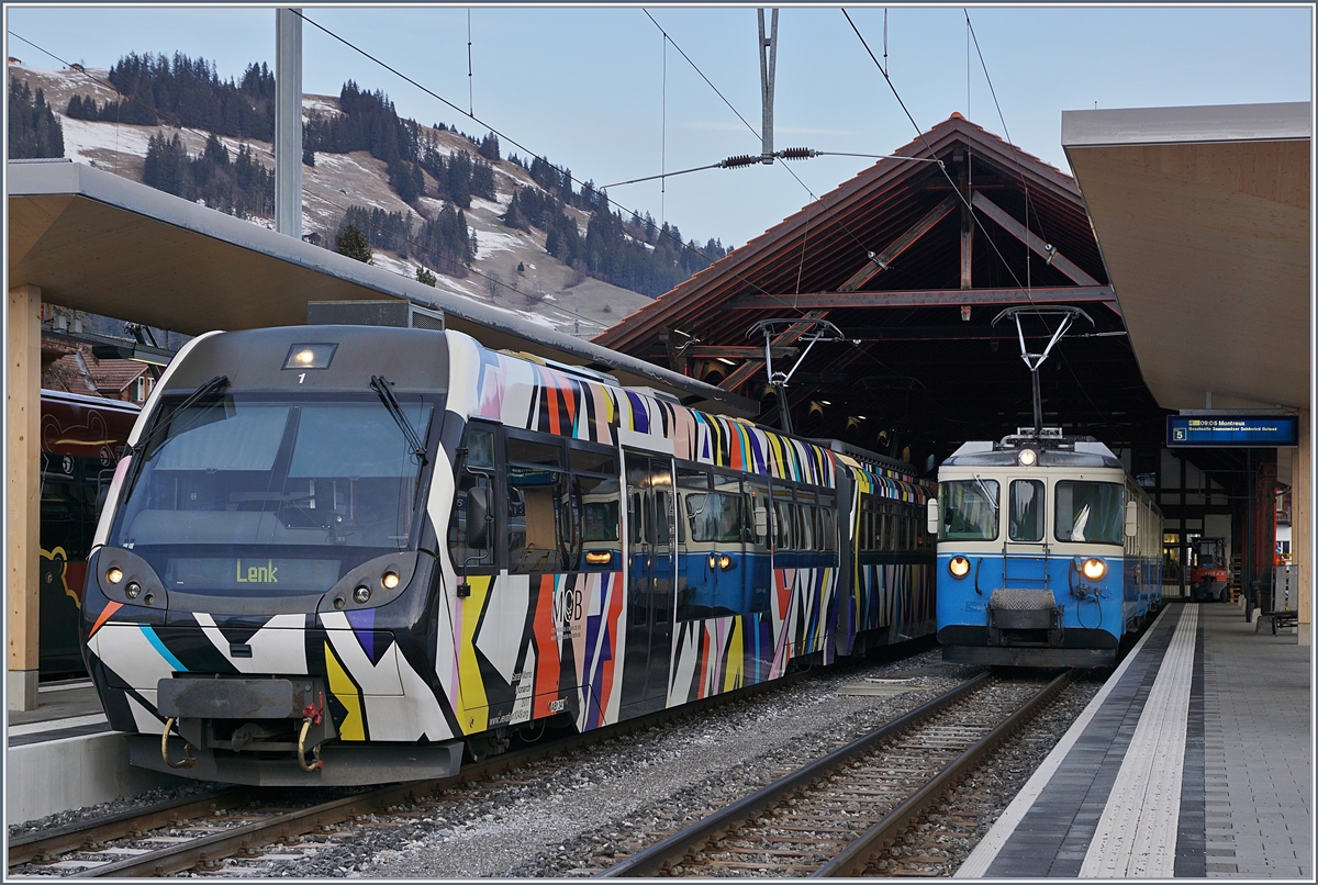 In Zweisimmen begegnet der von Sarah Morris als  Monarch  gestaltete Lenkerpendel bestehend aus dem ABt 341, dem Be 4/4 5001 und dem Bt 241 mit seinen Steuerwagen ABt 341 und Bt 241 nach Lenk dem MOB ABDe 8/8 4001 SUISSE nach Montreux (bzw. Gstaad -> SEV Montbovon).

10. Jan. 2020