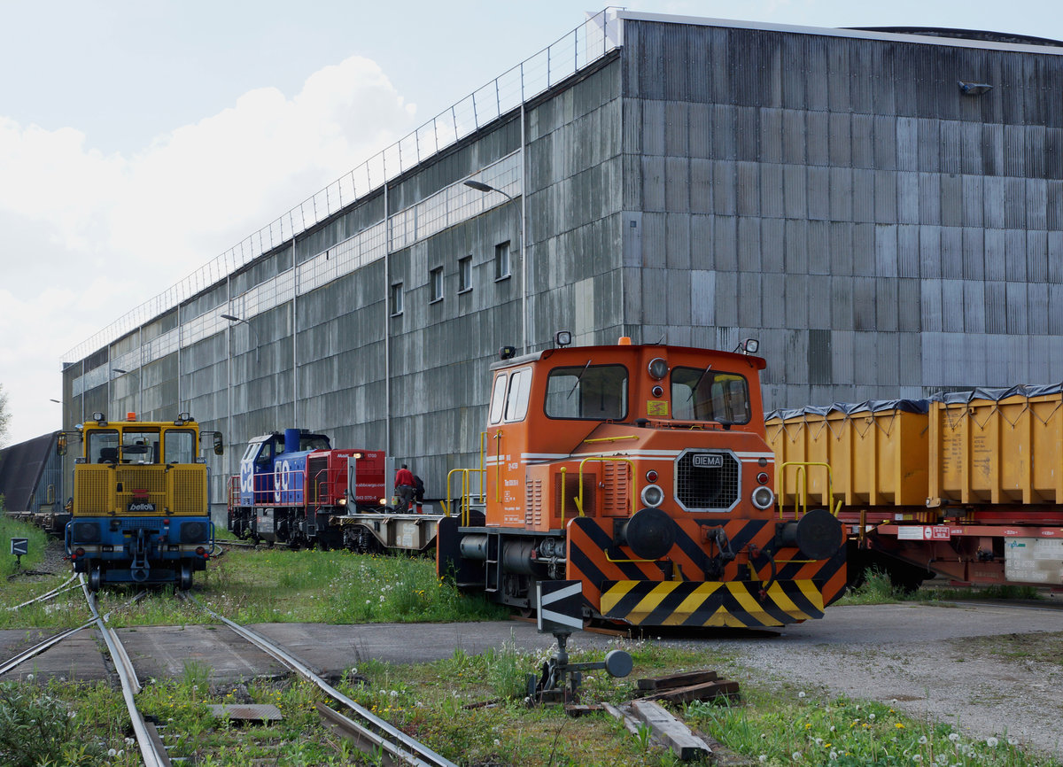 Industrie: Grossverkehr auf dem ehemaligen Areal der Borregaard in Luterbach am 4. Mai 2016 mit Am 843 070-4, Tm 22 Nr. 95 und Tm 5236 31-9. Bei der alten Halle im Hintergrund handelt es sich um eine ehemalige  LANDIHALLE  aus dem Jahre 1939, die demnächst abgebrochen werden soll.   
Foto: Walter Ruetsch 