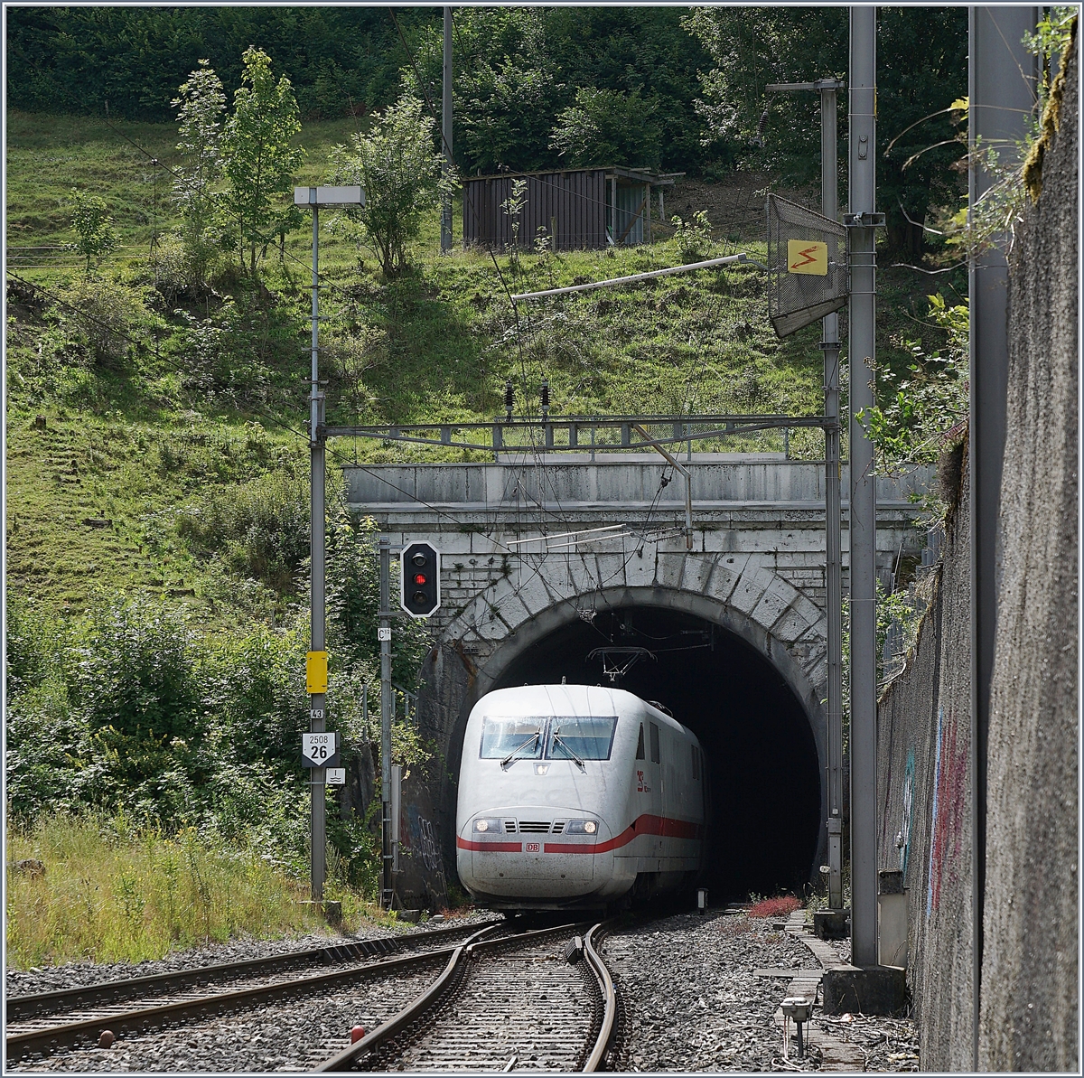 Infolge Gleisbauarbeiten und des damit verbunden Einspurbetriebs zwischen Tecknau und Gelterkinden werden die IC 61 und IR 27 sowie die in diese Taktlagen eingebundenen internationalen Züge in der Fahrtrichtung Süd-Nord via Alte Hauensteinlinie umgeleitet. 

Das Bild zeigt den ICE 10278 auf seiner Fahrt von Interlaken Ost nach Berlin Ostbahnhof beim verlassen der 2495 Meter langen Hauensteintunnel in Läufelfingen.
11. Juli 2018 